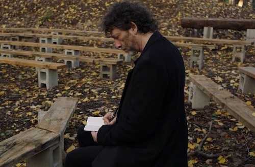 Neil Gaiman sharing a story