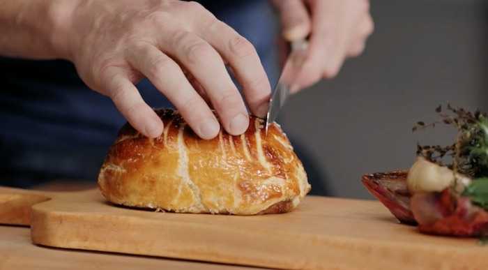 Gordon Ramsay demonstrating knife skills