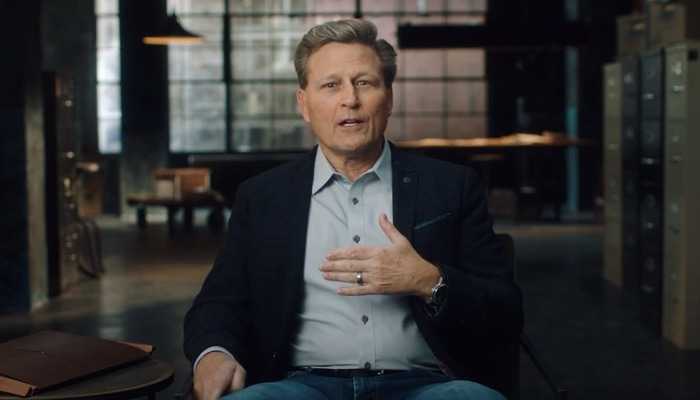 David Baldacci teaching writing in his MasterClass