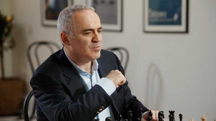 Garry Kasparov teaches chess